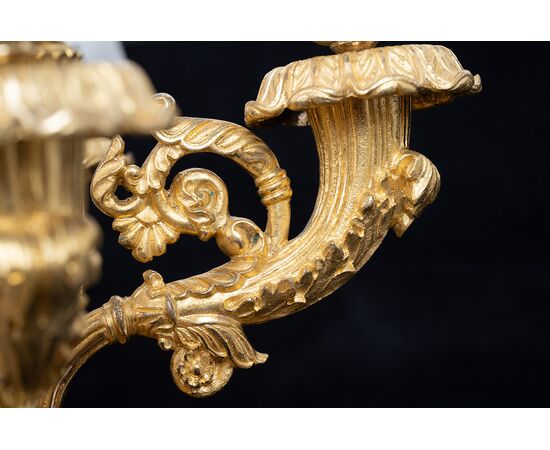 Coppia di candelabri antichi Carlo X a sei fiamme in bronzo dorato appartenente agli inizi del XIX secolo.