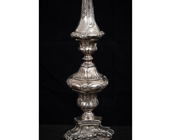 Candelabro antico in bronzo argentato appartenente alla seconda metà del XVIII secolo.