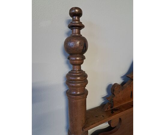 Letto in noce con colonne del '600