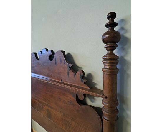 Letto in noce con colonne del '600