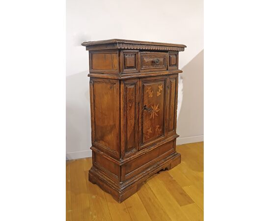 PICCOLA CREDENZA IN NOCE CON INTARSI SECONDA META’ XVI SECOLO 