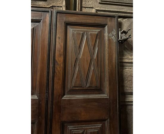 PTI605 - Porta in noce, due battenti, epoca '600, misure cm L 90 x H 190 x P 3,5