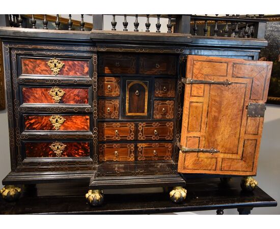 Prestigioso stipo-monetiere fiammingo del Seicento, in legno ebanizzato, con applicazioni in bronzo dorato