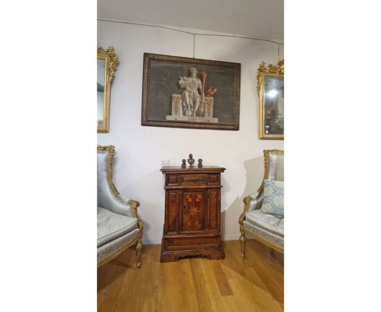 PICCOLA CREDENZA IN NOCE CON INTARSI SECONDA META’ XVI SECOLO 