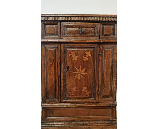 PICCOLA CREDENZA IN NOCE CON INTARSI SECONDA META’ XVI SECOLO 