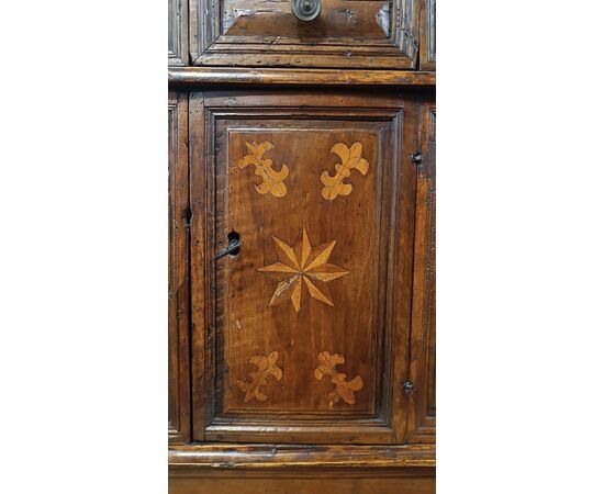 PICCOLA CREDENZA IN NOCE CON INTARSI SECONDA META’ XVI SECOLO 