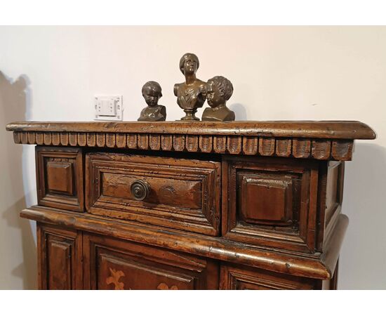 PICCOLA CREDENZA IN NOCE CON INTARSI SECONDA META’ XVI SECOLO 