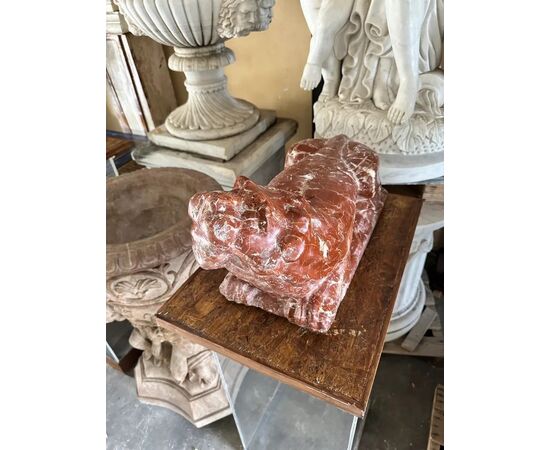  Coppia di Leoni in Marmo Rosso del XVII secolo