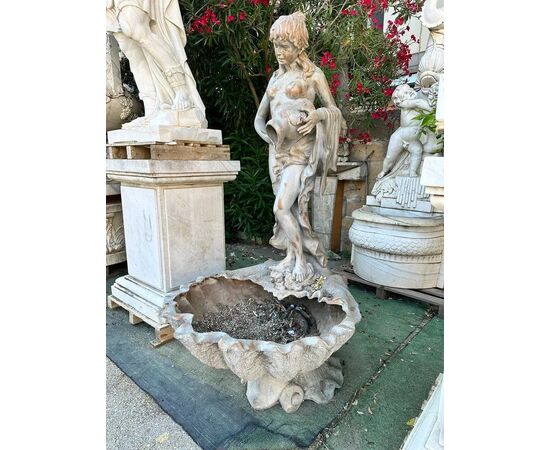  Fontana in stile neoclassico in bronzo patinato con ninfa, primi ’900