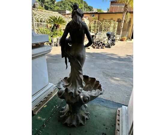  Fontana in stile neoclassico in bronzo patinato con ninfa, primi ’900