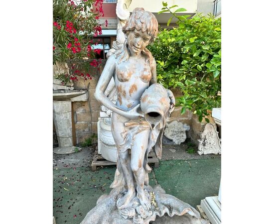  Fontana in stile neoclassico in bronzo patinato con ninfa, primi ’900