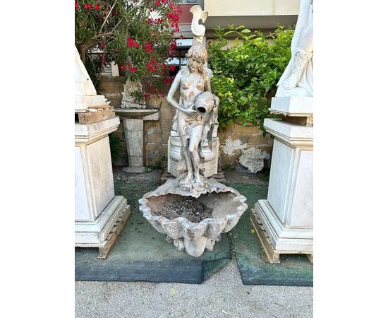  Fontana in stile neoclassico in bronzo patinato con ninfa, primi ’900