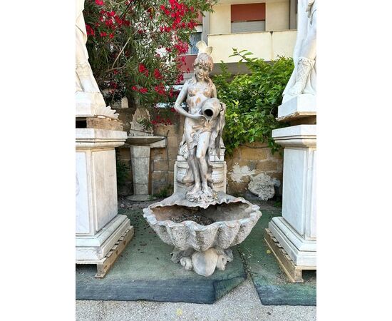  Fontana in stile neoclassico in bronzo patinato con ninfa, primi ’900