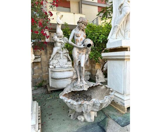  Fontana in stile neoclassico in bronzo patinato con ninfa, primi ’900