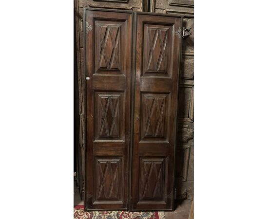 PTI605 - Porta in noce, due battenti, epoca '600, misure cm L 90 x H 190 x P 3,5