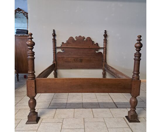 Letto in noce con colonne del '600