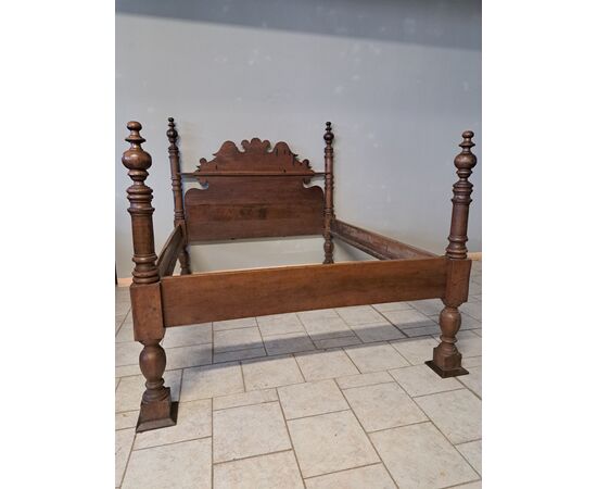 Letto in noce con colonne del '600
