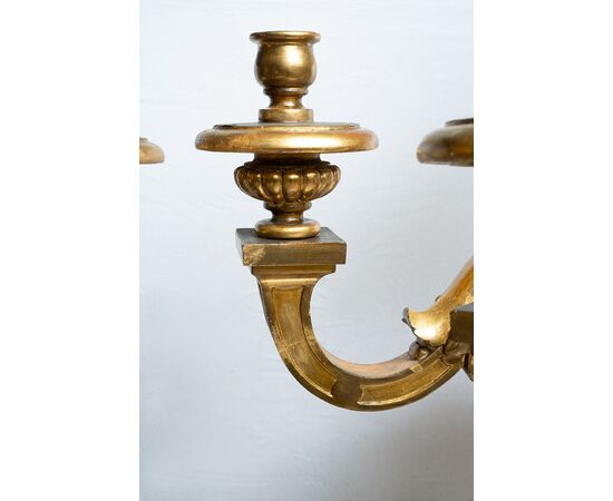 Coppia di candelabri antichi Napoletani in legno dorato e intagliato appartenente alla seconda metà del XVIII secolo. Altezza 205cm.
