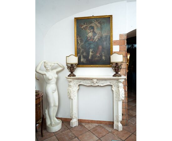 Camino antico Luigi XV in marmo bianco statuario. Napoli inizio XVIII Secolo.