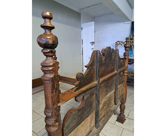 Letto in noce con colonne del '600