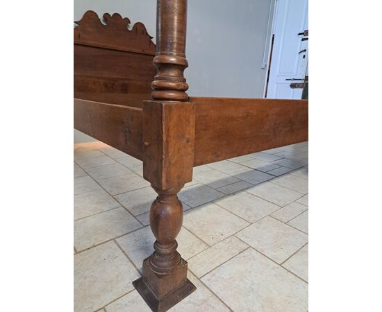 Letto in noce con colonne del '600