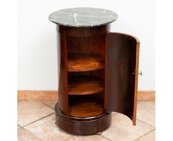 Comodino/Tavolino antico Impero in piuma di mogano con piano in marmo. Francia XIX secolo.