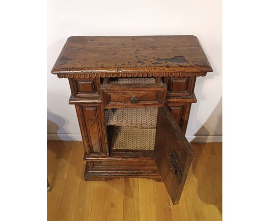 PICCOLA CREDENZA IN NOCE CON INTARSI SECONDA META’ XVI SECOLO 