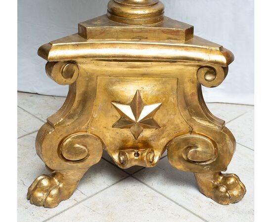 Coppia di candelabri antichi Napoletani in legno dorato e intagliato appartenente alla seconda metà del XVIII secolo. Altezza 205cm.