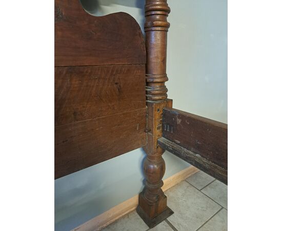 Letto in noce con colonne del '600