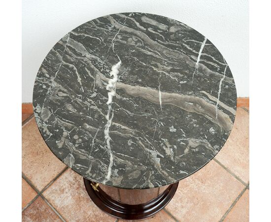 Comodino/Tavolino antico Impero in piuma di mogano con piano in marmo. Francia XIX secolo.