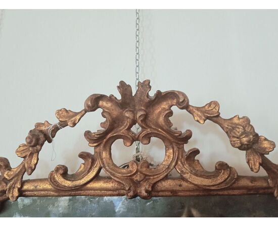Specchiera orizzontale in legno dorato con fregi 