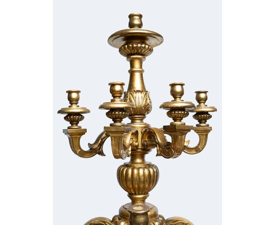 Coppia di candelabri antichi Napoletani in legno dorato e intagliato appartenente alla seconda metà del XVIII secolo. Altezza 205cm.