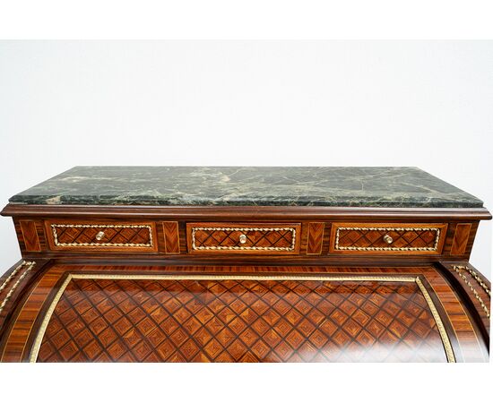 Scrittoio antico Napoleone III in legni esotici pregiati con innesti di elementi in bronzo dorato.Francia inizio XX secolo.