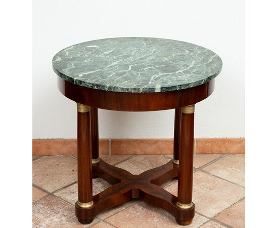 Tavolino antico stile Impero in piuma di mogano con piano in marmo verde alpi.Francia XX secolo.