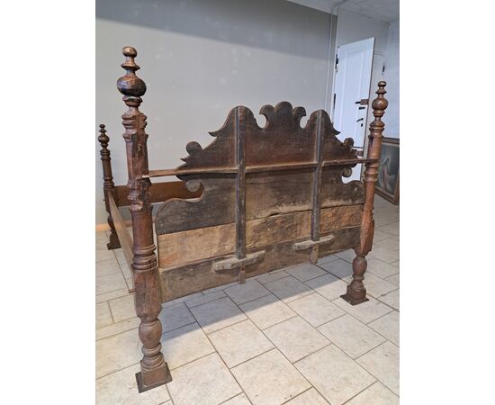 Letto in noce con colonne del '600