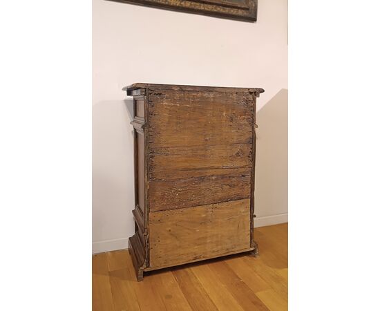 PICCOLA CREDENZA IN NOCE CON INTARSI SECONDA META’ XVI SECOLO 