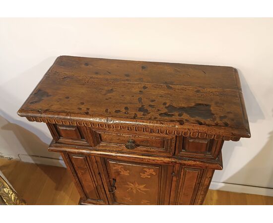 PICCOLA CREDENZA IN NOCE CON INTARSI SECONDA META’ XVI SECOLO 