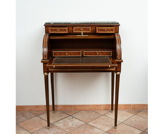 Scrittoio antico Napoleone III in legni esotici pregiati con innesti di elementi in bronzo dorato.Francia inizio XX secolo.