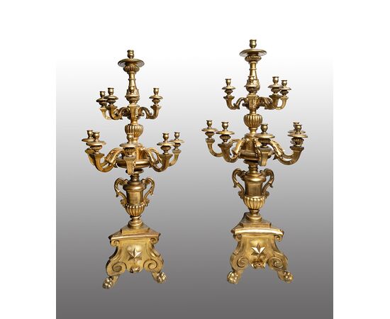 Coppia di candelabri antichi Napoletani in legno dorato e intagliato appartenente alla seconda metà del XVIII secolo. Altezza 205cm.