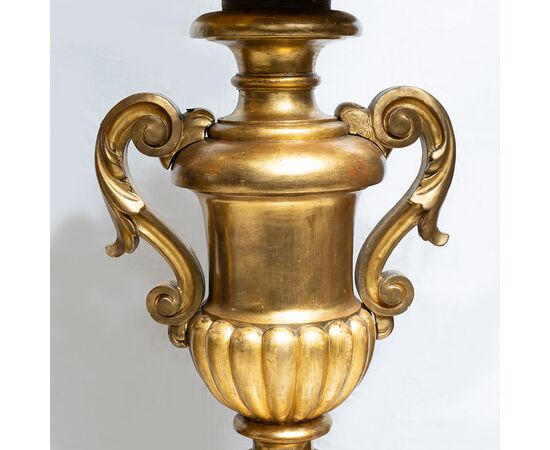 Coppia di candelabri antichi Napoletani in legno dorato e intagliato appartenente alla seconda metà del XVIII secolo. Altezza 205cm.