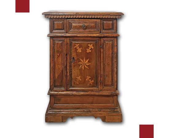 PICCOLA CREDENZA IN NOCE CON INTARSI SECONDA META’ XVI SECOLO 