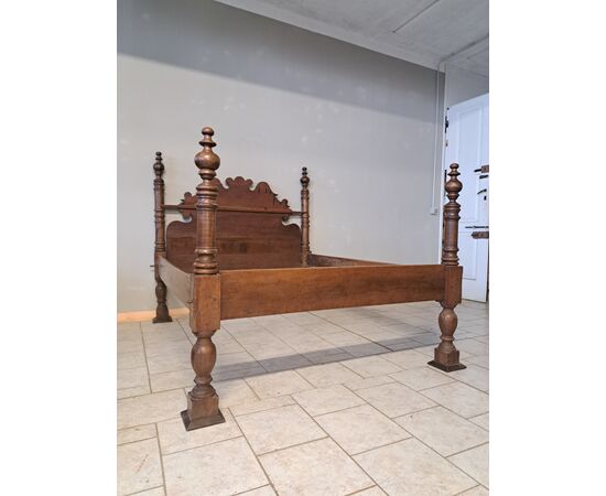 Letto in noce con colonne del '600