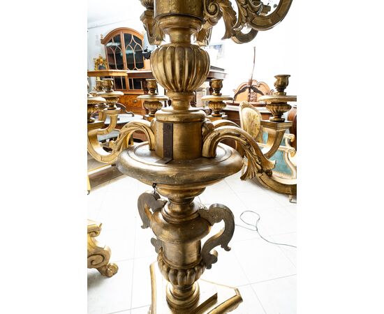 Coppia di candelabri antichi Napoletani in legno dorato e intagliato appartenente alla seconda metà del XVIII secolo. Altezza 205cm.