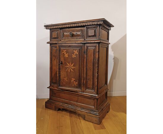 PICCOLA CREDENZA IN NOCE CON INTARSI SECONDA META’ XVI SECOLO 