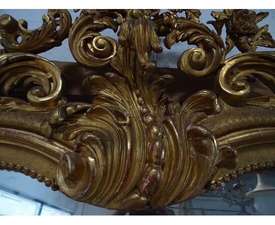 Grande specchiera dorata a foglia scolpita con putti e volute primi 1800 Torino