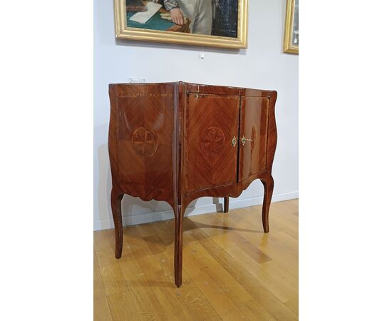 PICCOLA CREDENZA CON INTARSI META’ XVIII SECOLO