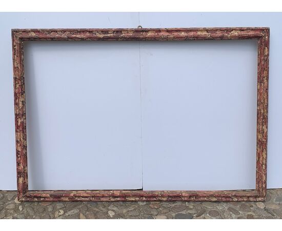Cornice in legno intagliato, laccato e dipinto a finto marmo. Italia, XVIII secolo.