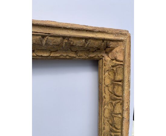Cornice barocca in legno intagliato e dipinto. Emilia, XVII secolo.