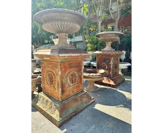  Coppia di Monumentali Vasi in Ghisa, manifattura italiana primo ’900