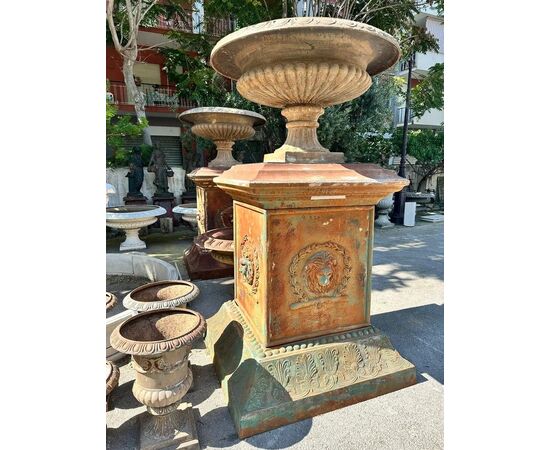  Coppia di Monumentali Vasi in Ghisa, manifattura italiana primo ’900